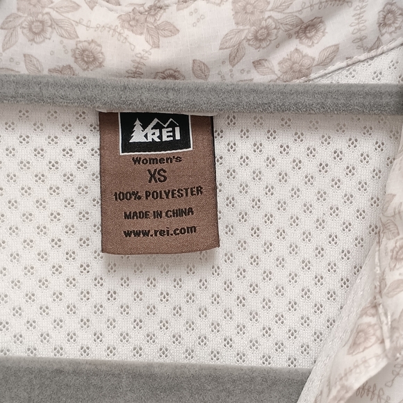 REI Women's Button Down Sahara Shirt - Picture 9 of 12